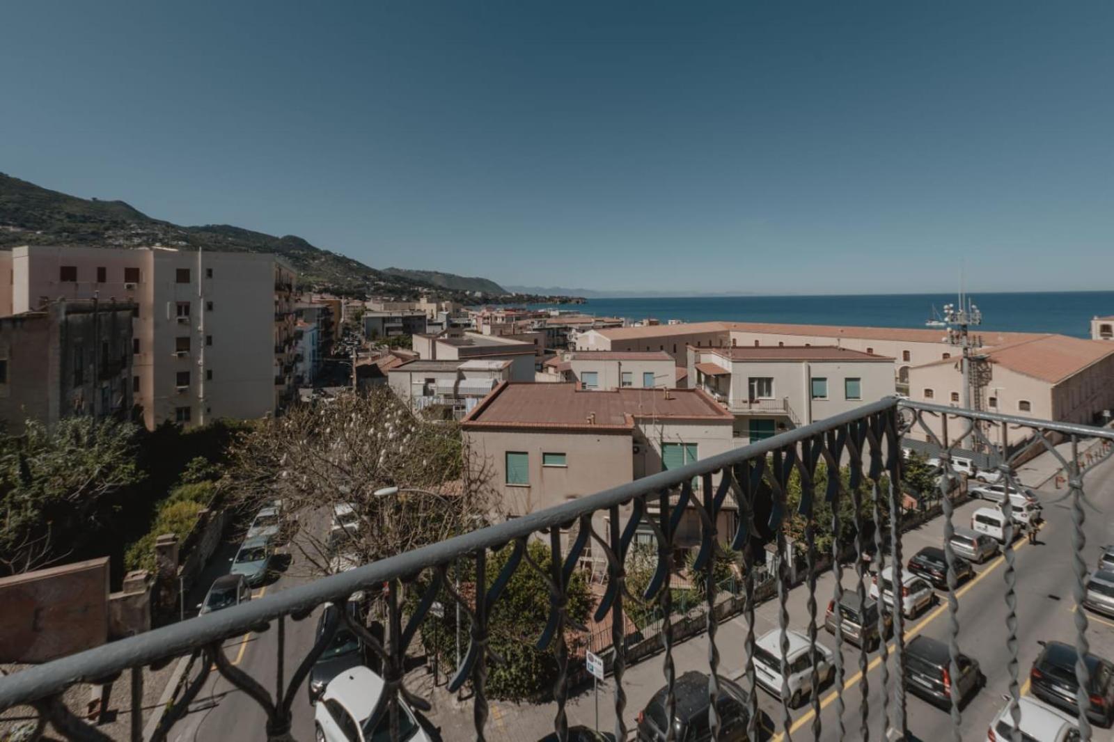Villa Di Giorgi Apartments Center Чефалу Экстерьер фото